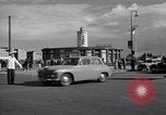 Immagine di La polizia tedesca officer dirige il traffico Berlino Germania, 1952, secondo 34 filmato di repertorio 65675041180