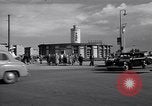 Immagine di La polizia tedesca officer dirige il traffico Berlino Germania, 1952, secondo 35 filmato di repertorio 65675041180