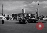 Immagine di La polizia tedesca officer dirige il traffico Berlino Germania, 1952, secondo 36 filmato di repertorio 65675041180