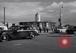 Immagine di La polizia tedesca officer dirige il traffico Berlino Germania, 1952, secondo 37 filmato di repertorio 65675041180