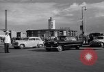 Immagine di La polizia tedesca officer dirige il traffico Berlino Germania, 1952, secondo 39 filmato di repertorio 65675041180