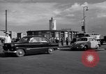 Immagine di La polizia tedesca officer dirige il traffico Berlino Germania, 1952, secondo 40 filmato di repertorio 65675041180