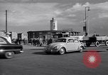 Immagine di La polizia tedesca officer dirige il traffico Berlino Germania, 1952, secondo 41 filmato di repertorio 65675041180