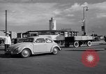 Immagine di La polizia tedesca officer dirige il traffico Berlino Germania, 1952, secondo 42 filmato di repertorio 65675041180