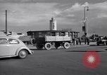Immagine di La polizia tedesca officer dirige il traffico Berlino Germania, 1952, secondo 43 filmato di repertorio 65675041180