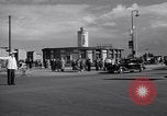 Immagine di La polizia tedesca officer dirige il traffico Berlino Germania, 1952, secondo 45 filmato di repertorio 65675041180