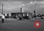 Immagine di La polizia tedesca officer dirige il traffico Berlino Germania, 1952, secondo 46 filmato di repertorio 65675041180
