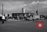 Immagine di La polizia tedesca officer dirige il traffico Berlino Germania, 1952, secondo 48 filmato di repertorio 65675041180