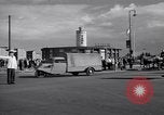 Immagine di La polizia tedesca officer dirige il traffico Berlino Germania, 1952, secondo 49 filmato di repertorio 65675041180