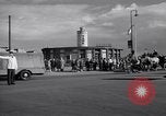 Immagine di La polizia tedesca officer dirige il traffico Berlino Germania, 1952, secondo 50 filmato di repertorio 65675041180