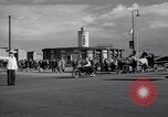 Immagine di La polizia tedesca officer dirige il traffico Berlino Germania, 1952, secondo 51 filmato di repertorio 65675041180