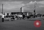 Immagine di La polizia tedesca officer dirige il traffico Berlino Germania, 1952, secondo 54 filmato di repertorio 65675041180