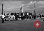 Immagine di La polizia tedesca officer dirige il traffico Berlino Germania, 1952, secondo 55 filmato di repertorio 65675041180