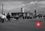 Immagine di La polizia tedesca officer dirige il traffico Berlino Germania, 1952, secondo 56 filmato di repertorio 65675041180
