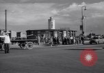 Immagine di La polizia tedesca officer dirige il traffico Berlino Germania, 1952, secondo 57 filmato di repertorio 65675041180