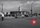 Immagine di La polizia tedesca officer dirige il traffico Berlino Germania, 1952, secondo 59 filmato di repertorio 65675041180