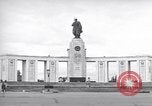 Immagine di La Porta di Brandeburgo Berlino Germania, 1952, secondo 25 filmato di repertorio 65675041181