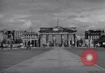 Immagine di La Porta di Brandeburgo Berlino Germania, 1952, secondo 39 filmato di repertorio 65675041181
