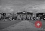 Immagine di La Porta di Brandeburgo Berlino Germania, 1952, secondo 41 filmato di repertorio 65675041181