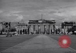 Immagine di La Porta di Brandeburgo Berlino Germania, 1952, secondo 43 filmato di repertorio 65675041181