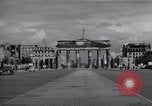 Immagine di La Porta di Brandeburgo Berlino Germania, 1952, secondo 44 filmato di repertorio 65675041181