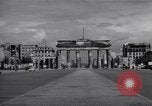Immagine di La Porta di Brandeburgo Berlino Germania, 1952, secondo 45 filmato di repertorio 65675041181