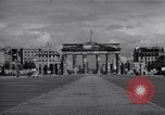 Immagine di La Porta di Brandeburgo Berlino Germania, 1952, secondo 46 filmato di repertorio 65675041181