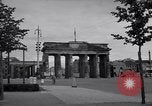 Immagine di La Porta di Brandeburgo Berlino Germania, 1952, secondo 48 filmato di repertorio 65675041181