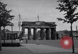 Immagine di La Porta di Brandeburgo Berlino Germania, 1952, secondo 50 filmato di repertorio 65675041181