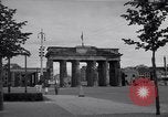 Immagine di La Porta di Brandeburgo Berlino Germania, 1952, secondo 51 filmato di repertorio 65675041181