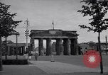 Immagine di La Porta di Brandeburgo Berlino Germania, 1952, secondo 52 filmato di repertorio 65675041181