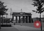 Immagine di La Porta di Brandeburgo Berlino Germania, 1952, secondo 53 filmato di repertorio 65675041181