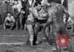 Immagine di Il fango wrestling Los Angeles California USA, 1936, secondo 16 filmato di repertorio 65675041292