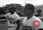 Immagine di Los Angeles Dodgers vs giants di Tokyo pre-stagione di baseball gioco Vero Beach Florida USA, 1967, secondo 15 filmato di repertorio 65675041326
