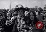 Image Les hippies lors d'une manifestation London England Royaume-Uni, 1967, de la seconde 8 séquences d'archives historiques vidéo 65675041331