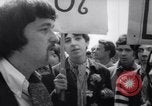 Image Les hippies lors d'une manifestation London England Royaume-Uni, 1967, de la seconde 10 séquences d'archives historiques vidéo 65675041331