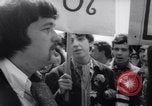 Image Les hippies lors d'une manifestation London England Royaume-Uni, 1967, de la seconde 11 séquences d'archives historiques vidéo 65675041331
