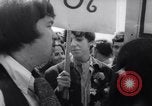 Image Les hippies lors d'une manifestation London England Royaume-Uni, 1967, de la seconde 12 séquences d'archives historiques vidéo 65675041331
