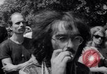 Image Les hippies lors d'une manifestation London England Royaume-Uni, 1967, de la seconde 16 séquences d'archives historiques vidéo 65675041331