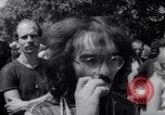 Image Les hippies lors d'une manifestation London England Royaume-Uni, 1967, de la seconde 17 séquences d'archives historiques vidéo 65675041331