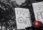 Image Les hippies lors d'une manifestation London England Royaume-Uni, 1967, de la seconde 18 séquences d'archives historiques vidéo 65675041331