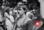 Image Les hippies lors d'une manifestation London England Royaume-Uni, 1967, de la seconde 21 séquences d'archives historiques vidéo 65675041331