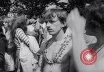 Image Les hippies lors d'une manifestation London England Royaume-Uni, 1967, de la seconde 22 séquences d'archives historiques vidéo 65675041331