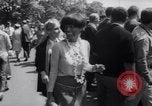 Image Les hippies lors d'une manifestation London England Royaume-Uni, 1967, de la seconde 24 séquences d'archives historiques vidéo 65675041331