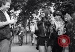 Image Les hippies lors d'une manifestation London England Royaume-Uni, 1967, de la seconde 27 séquences d'archives historiques vidéo 65675041331