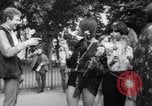 Image Les hippies lors d'une manifestation London England Royaume-Uni, 1967, de la seconde 28 séquences d'archives historiques vidéo 65675041331