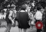 Image Les hippies lors d'une manifestation London England Royaume-Uni, 1967, de la seconde 29 séquences d'archives historiques vidéo 65675041331