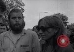 Image Les hippies lors d'une manifestation London England Royaume-Uni, 1967, de la seconde 31 séquences d'archives historiques vidéo 65675041331