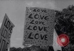 Image Les hippies lors d'une manifestation London England Royaume-Uni, 1967, de la seconde 34 séquences d'archives historiques vidéo 65675041331