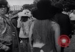 Image Les hippies lors d'une manifestation London England Royaume-Uni, 1967, de la seconde 38 séquences d'archives historiques vidéo 65675041331